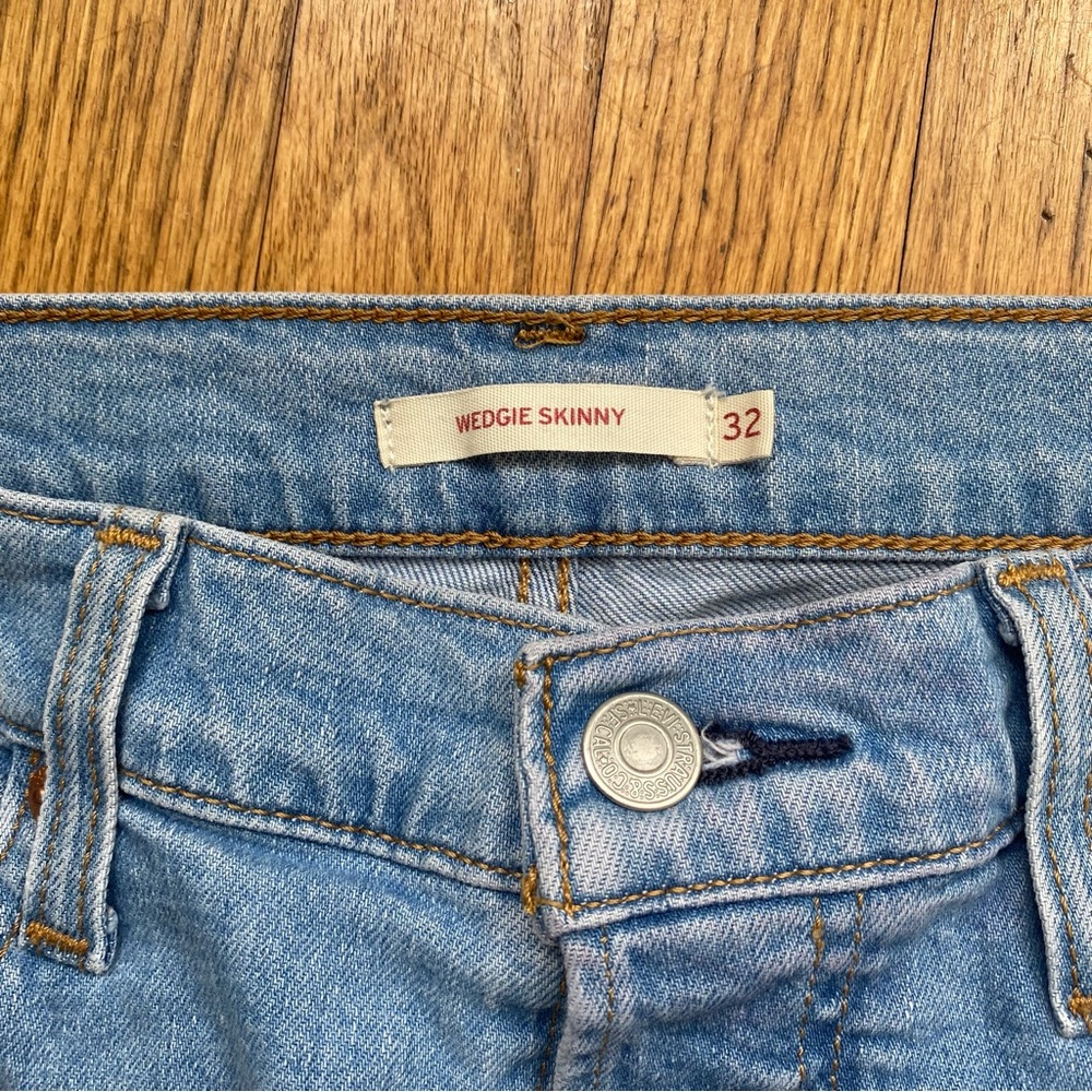 Levi’s Wedgie Skinny with distressing